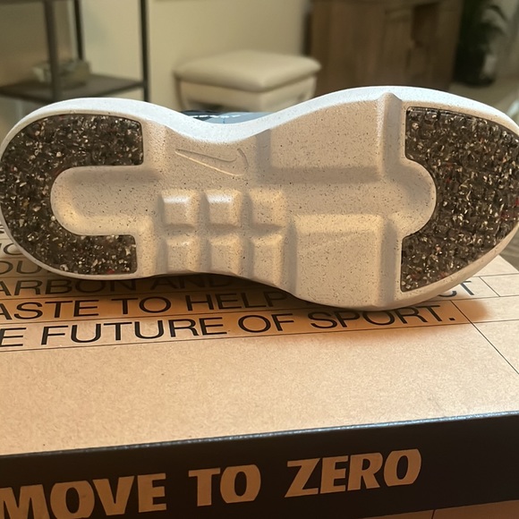 Boys size 4 Nike sneakers - Picture 3 of 4